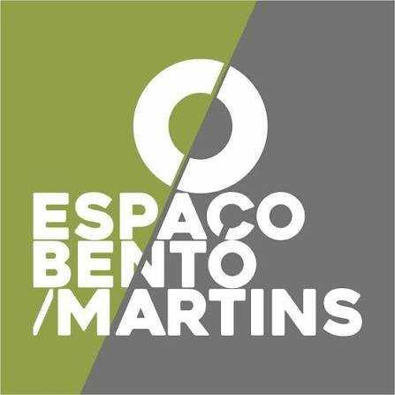 Logotipo dividido na diagonal: metade esquerda verde, metade direita cinza. Um círculo branco acima do texto “ESPACO BENTO /MARTINS”, em letras brancas em negrito, abrange ambos os fundos coloridos, refletindo um espaço moderno conhecido por sediar eventos culturais, como a exposição de fotografia de Lisboa e “Mulheres pelo Mundo”.